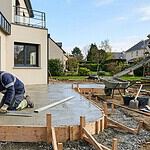 Faire une terrasse en béton contre une maison