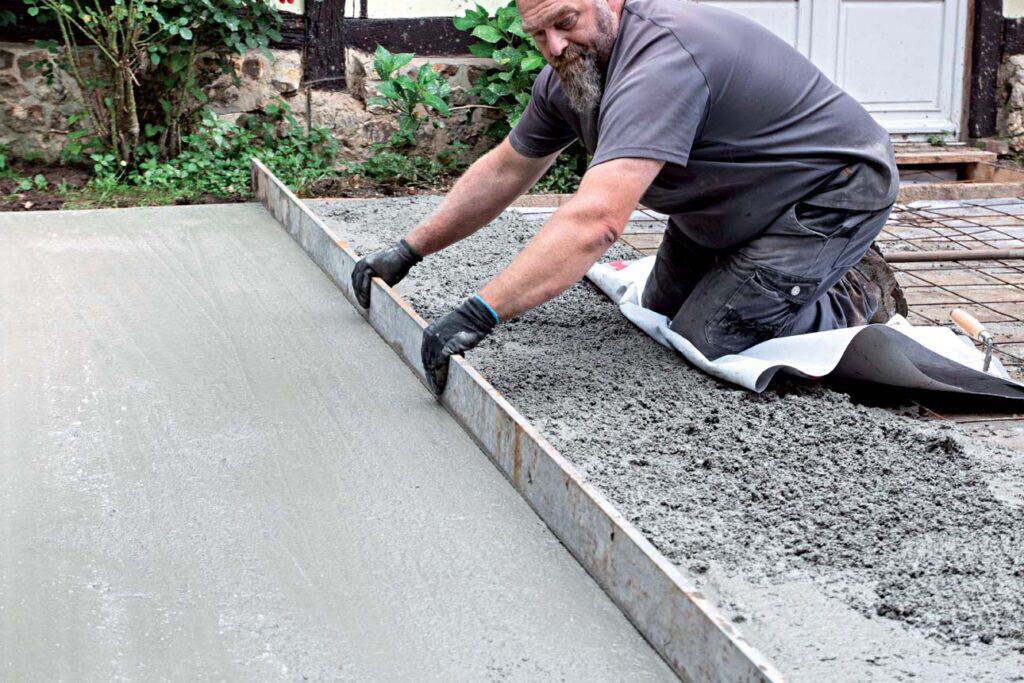 Faire une terrasse en béton contre une maison astuces