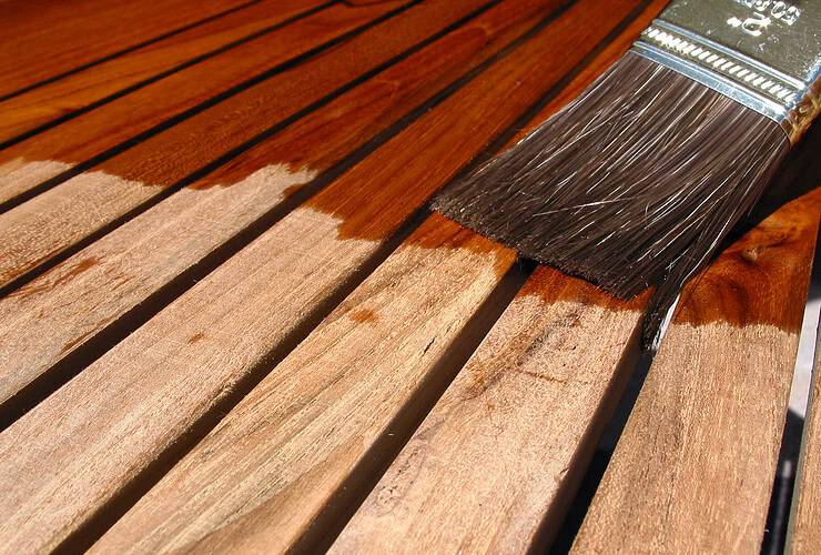 Huile de vidange sur bois