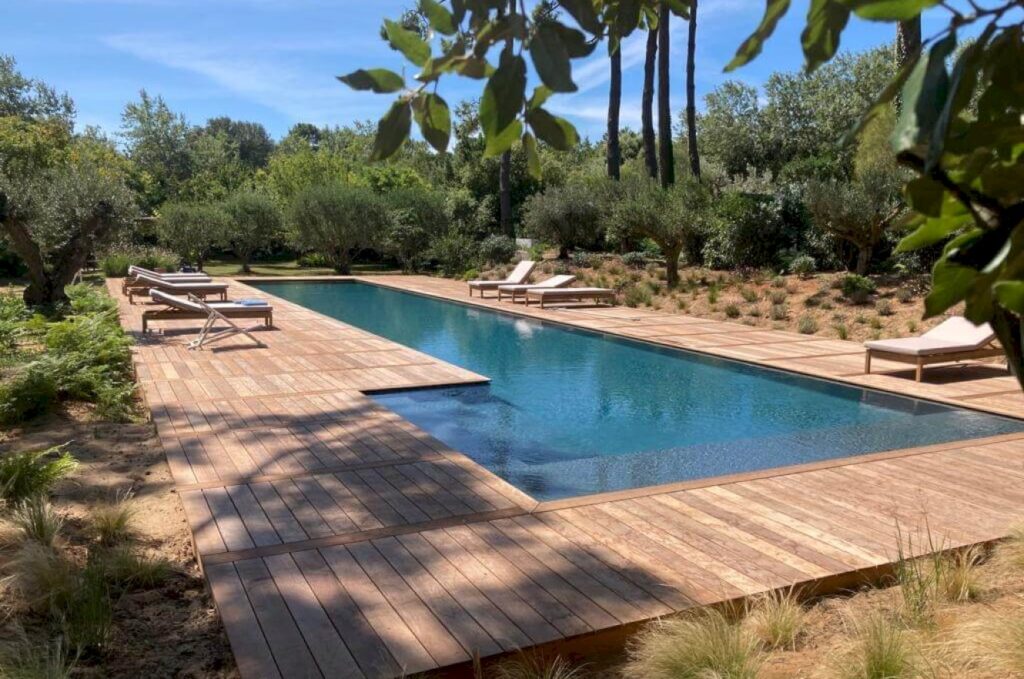 Piscine sur terrasse en bois
