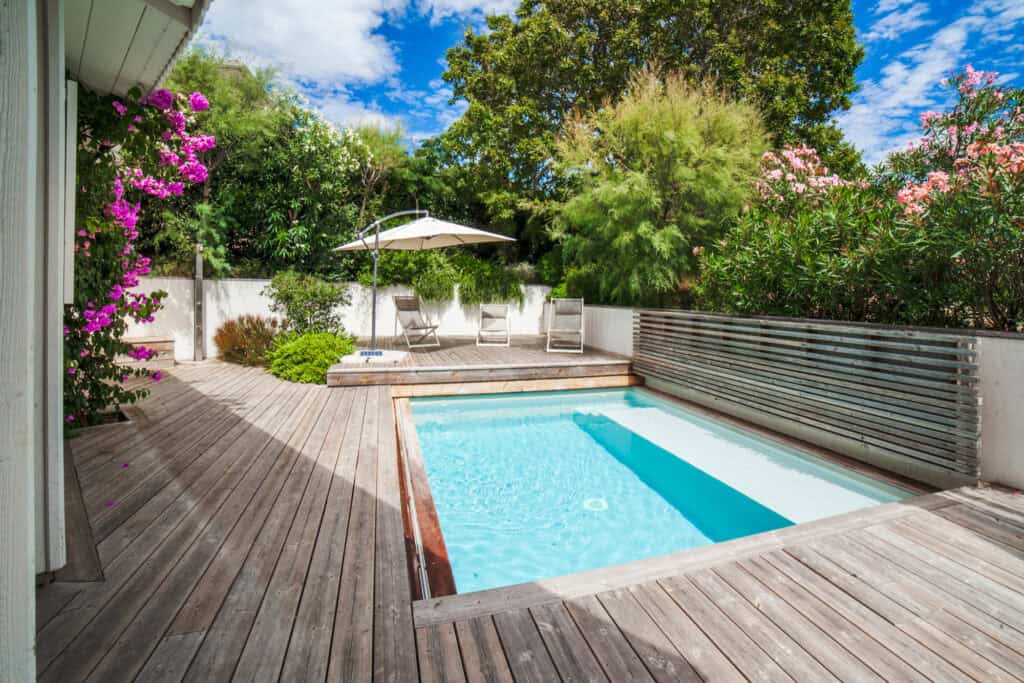Piscine sur terrasse en bois risques