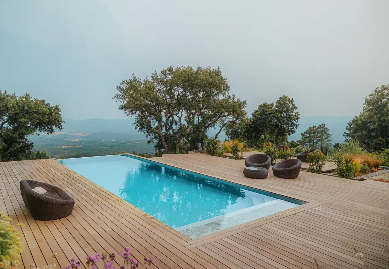Piscine sur terrasse en bois