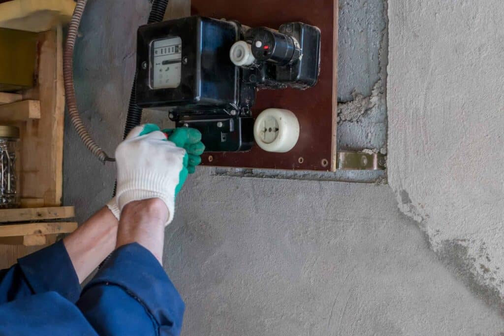 Vieux disjoncteur EDF noir risques