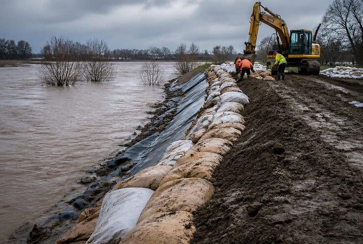 Des travaux de construction urgents sont en cours sur des sections de digues critiques afin de protéger les résidents contre les catastrophes naturelles