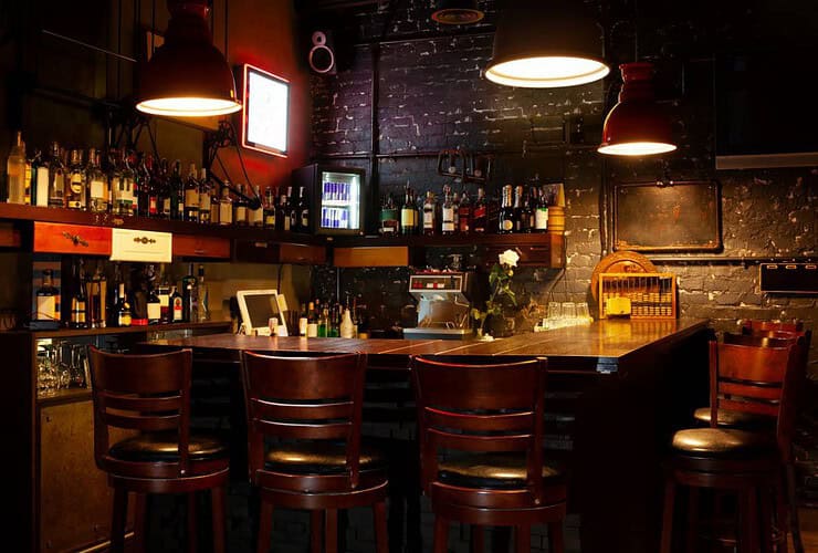 Établissement à la décoration lumineuse