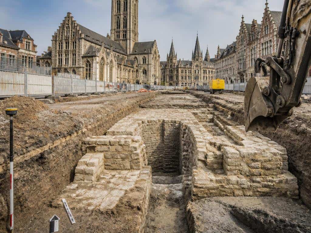 Les travaux de rénovation d'une ligne de tram à Gand révèlent les probables vestiges d'une porte médiévale de la ville