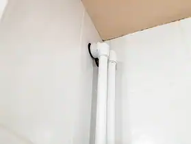 Cacher la tuyauterie des WC : coffrage, cache-tuyaux et solutions sans travaux