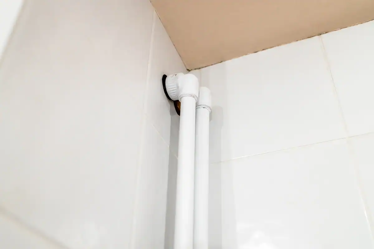 Cacher la tuyauterie des WC : coffrage, cache-tuyaux et solutions sans travaux