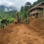 Début des travaux de construction d'une route reliant deux villages de montagne dans les provinces de Ha Tinh et de Quang Tri