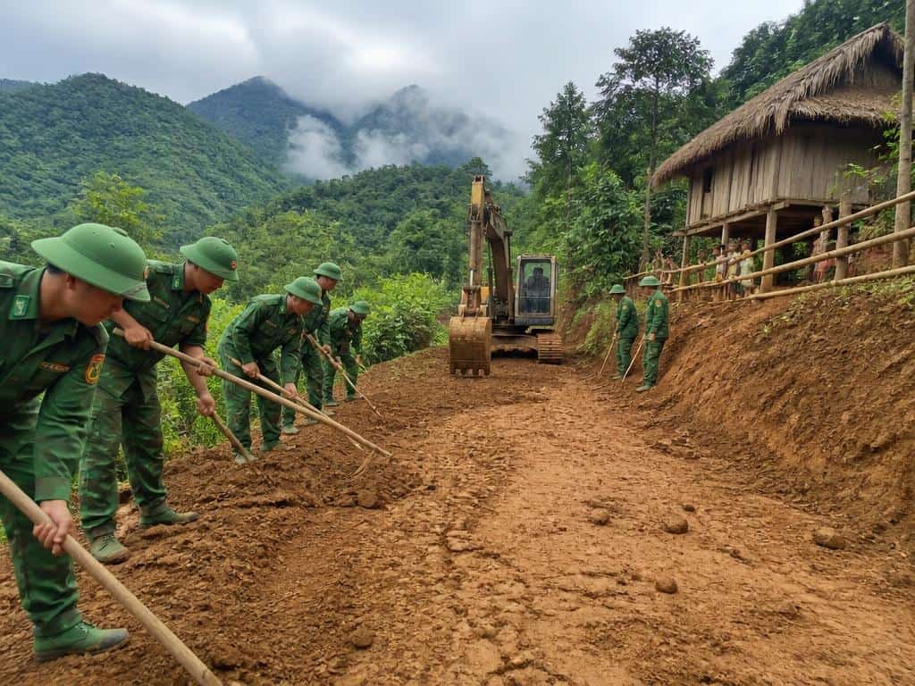 Début des travaux de construction d'une route reliant deux villages de montagne dans les provinces de Ha Tinh et de Quang Tri