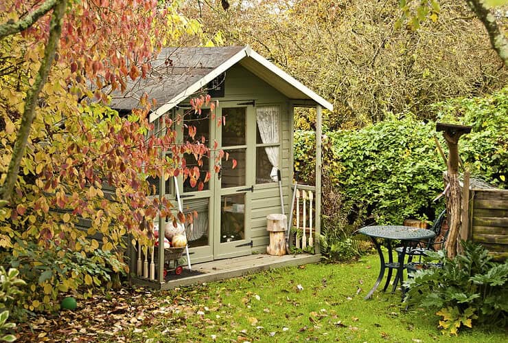 Remplacer un abri de jardin existant