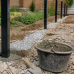 Sceller un poteau en bois avec du béton