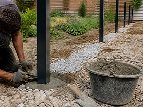 Sceller un poteau en bois avec du béton