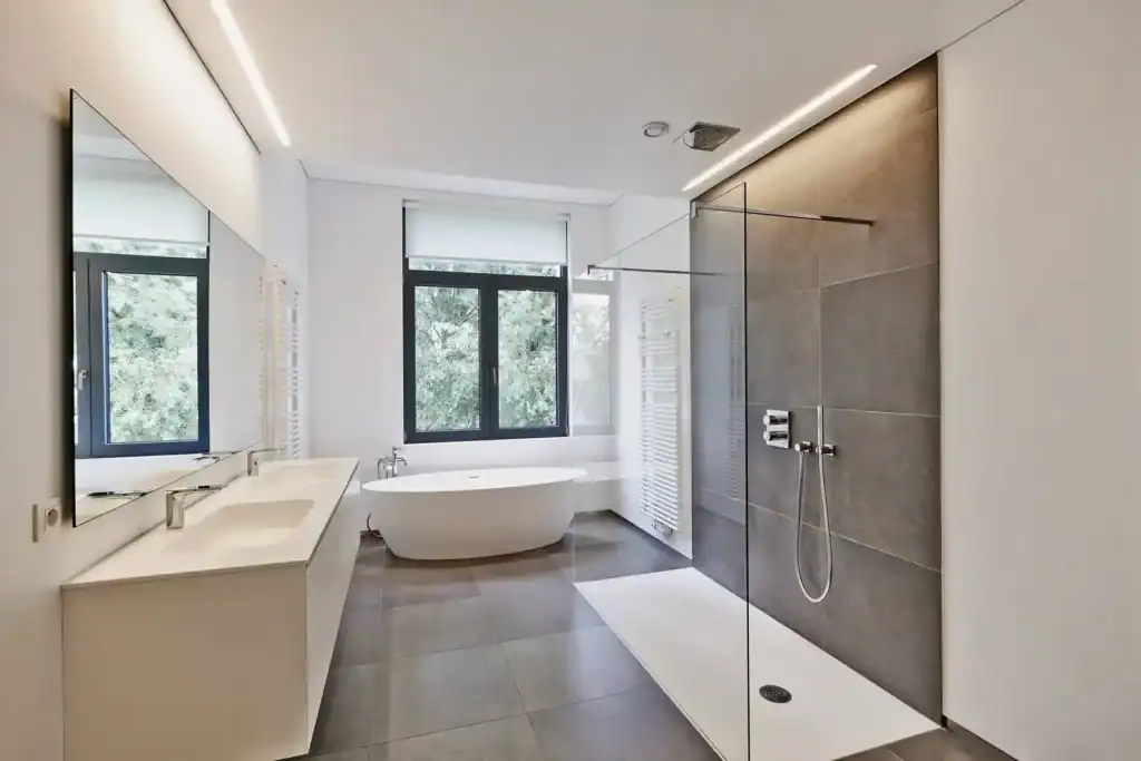 Fenêtre dans une douche italienne