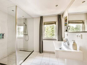 Fenêtre dans une douche italienne