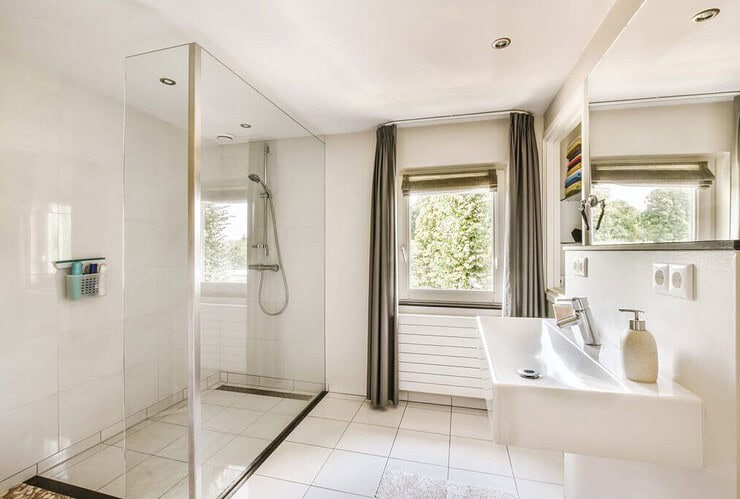 Fenêtre dans une douche italienne