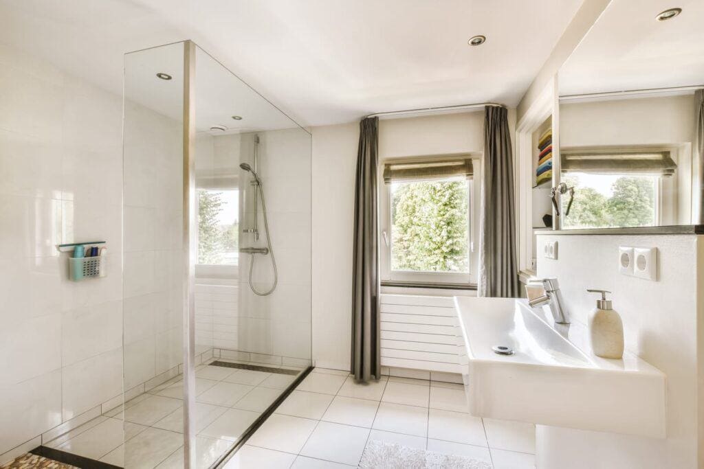 Fenêtre dans une douche italienne