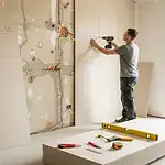 Pose de placo collé sur mur irrégulier