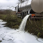Scène spectaculaire en région verviétoise : la laiterie de Walhorn victime d’une fuite de… 150 000 litres de lait, un ruisseau vire au blanc !