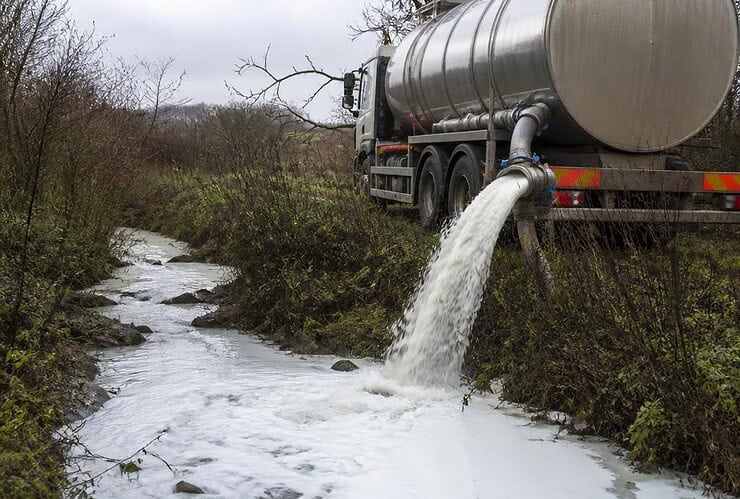 Scène spectaculaire en région verviétoise : la laiterie de Walhorn victime d’une fuite de… 150 000 litres de lait, un ruisseau vire au blanc !