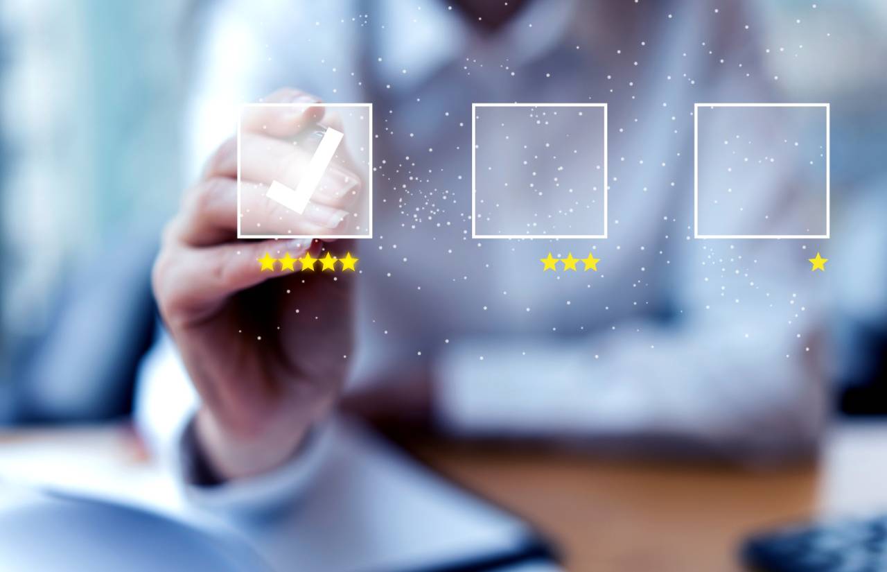 una mano tocando una marca de verificación