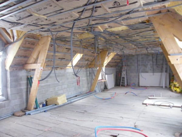 découvrez les étapes essentielles de l'installation électrique avant l'isolation pour assurer sécurité et conformité de votre habitation.