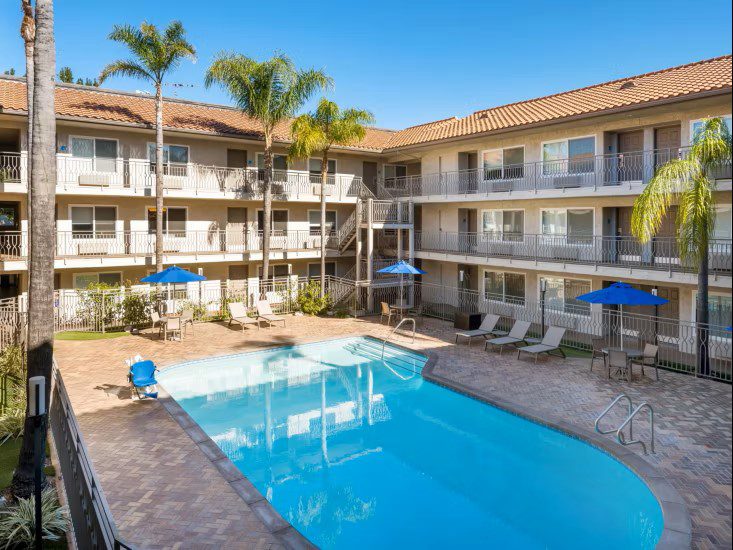 holiday inn express in simi valley with pools
