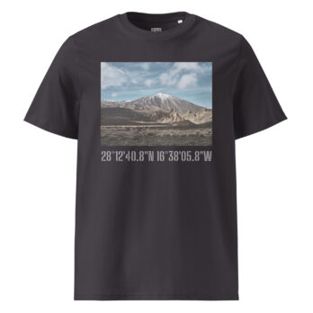Camiseta unisex Teide Nevado de color negro que muestra una imagen de paisaje de Paisajes Canarios con una montaña bajo un cielo nublado. Debajo de la imagen se encuentran las coordenadas geográficas: 28°1240.8N 16°3805.8W, que encapsulan la belleza natural de La Palma con el estilo distintivo del Arte Decorativo.
