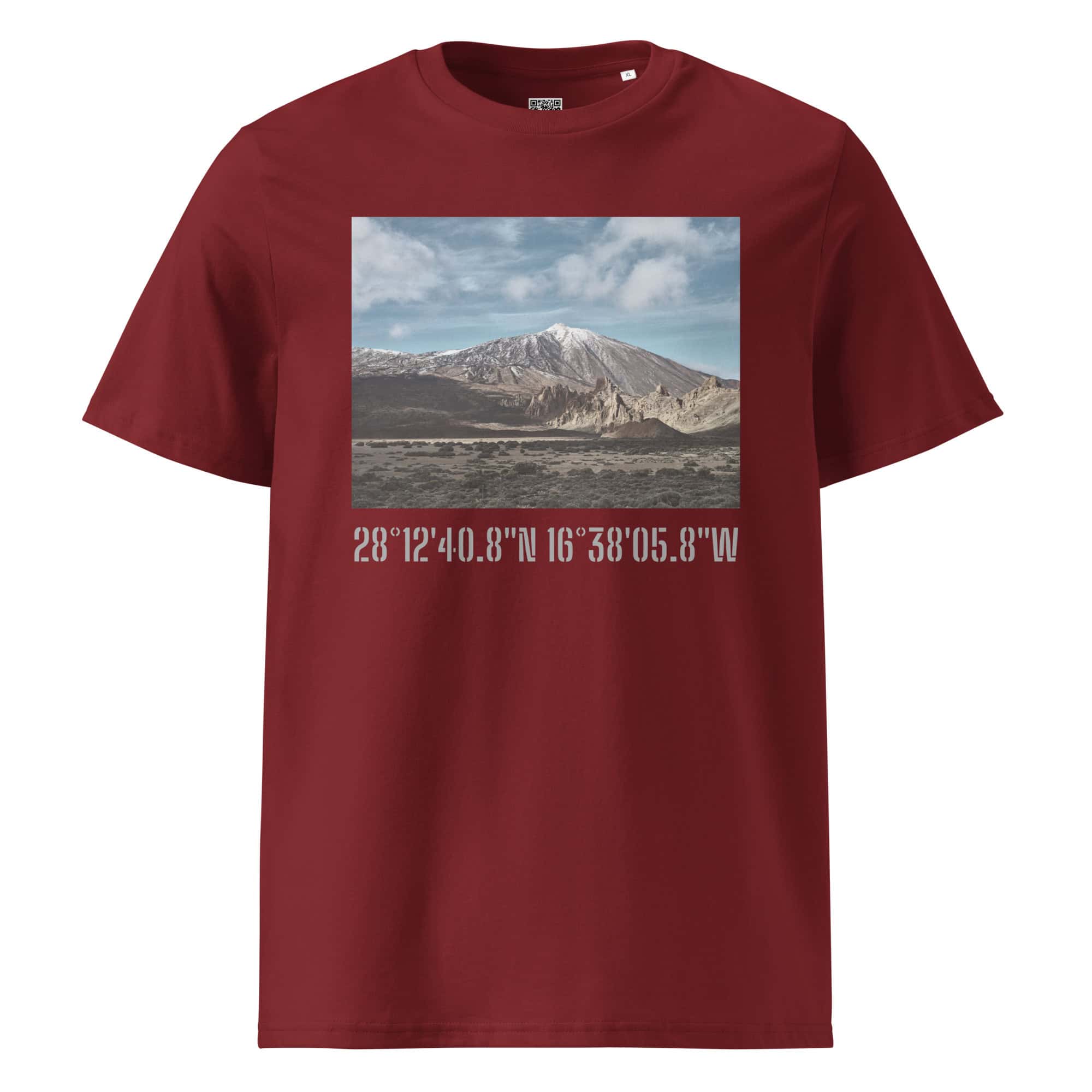 Presentamos la "Camiseta unisex Teide Nevado", una camiseta de color granate que presenta una impresionante fotografía de un paisaje de montaña bajo un cielo parcialmente nublado. Complementando la imagen, aparecen las coordenadas: 28°1240.8N 16°3805.8W, que encarnan el espíritu de Paisajes Canarios. Disponible ahora en nuestra Tienda Online.