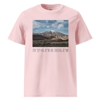 La camiseta unisex Teide Nevado de Volcanica Productions presenta una camiseta rosa adornada con una imagen de paisaje que representa un terreno extenso y una montaña imponente debajo de un cielo parcialmente nublado. Las coordenadas 28°1240.8N 16°3805.8W debajo de la imagen resaltan el espíritu de Paisajes Canarios, específicamente La Palma.