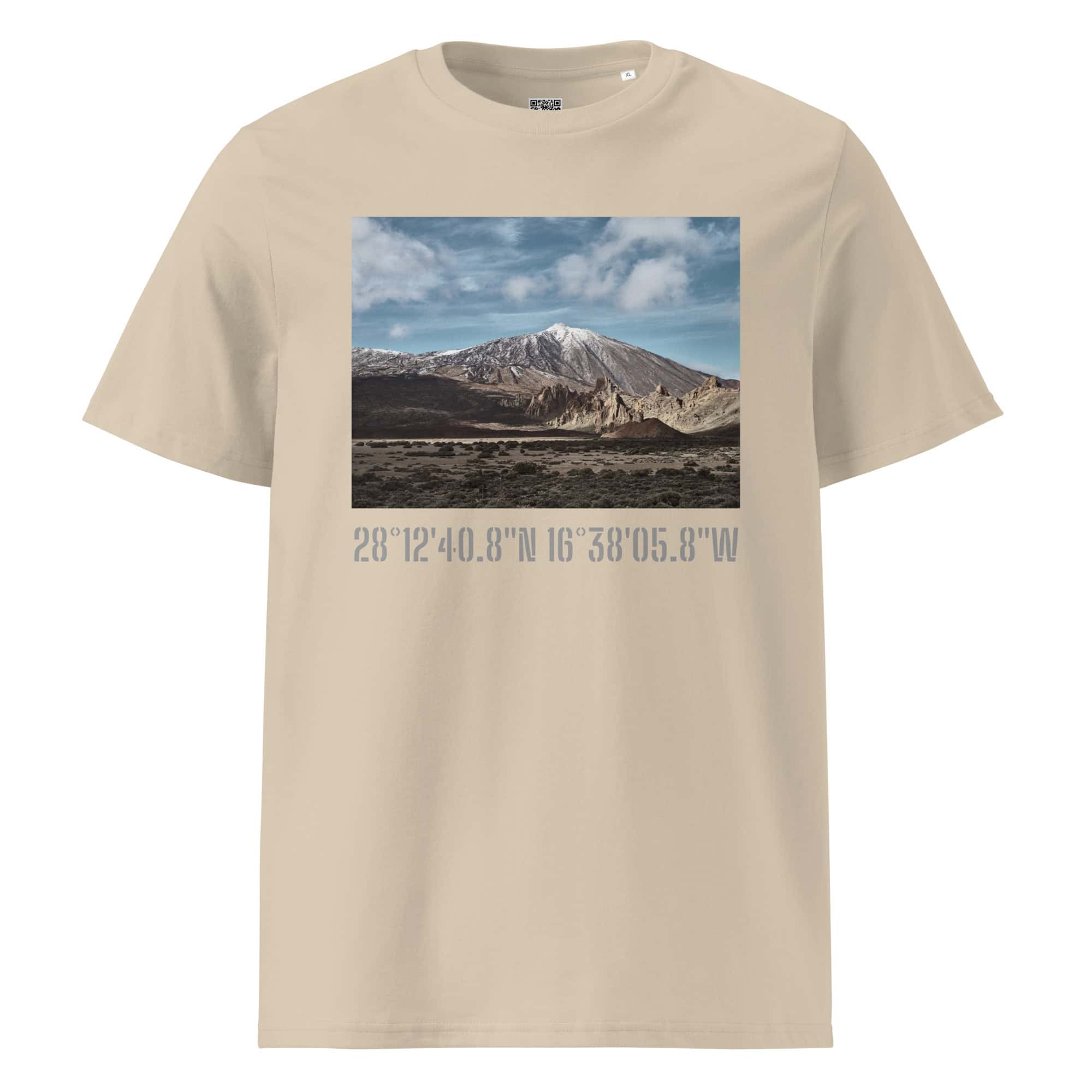 La camiseta unisex Teide Nevado es una camiseta beige que muestra una impresionante fotografía impresa de un paisaje de montaña bajo un cielo nublado. Las coordenadas geográficas, 28°1240.8N 16°3805.8W, se muestran debajo de la imagen, encapsulando el espíritu de Paisajes Canarios. Ya está disponible en nuestra tienda online.