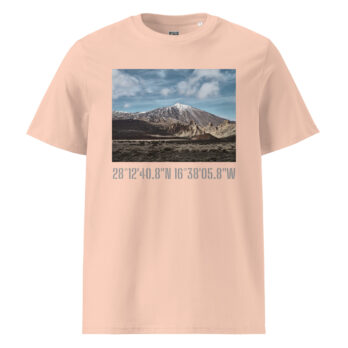La camiseta unisex Teide Nevado presenta un diseño en color beige con un gráfico de un paisaje montañoso bajo un cielo parcialmente nublado, capturando la esencia de Paisajes Canarios. Debajo de la imagen, están impresas las coordenadas geográficas 28°1240.8N 16°3805.8W, evocando el espíritu de La Palma con fotografías impresas.