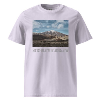 La camiseta unisex Teide Nevado de Volcanica Productions presenta una representación de una cordillera con formaciones rocosas bajo un cielo azul. Debajo de esta imagen artística se muestran las coordenadas impresas 28°1240.8N 16°3805.8W. Esta pieza exclusiva está disponible en Tienda Online para los amantes del Arte Decorativo.