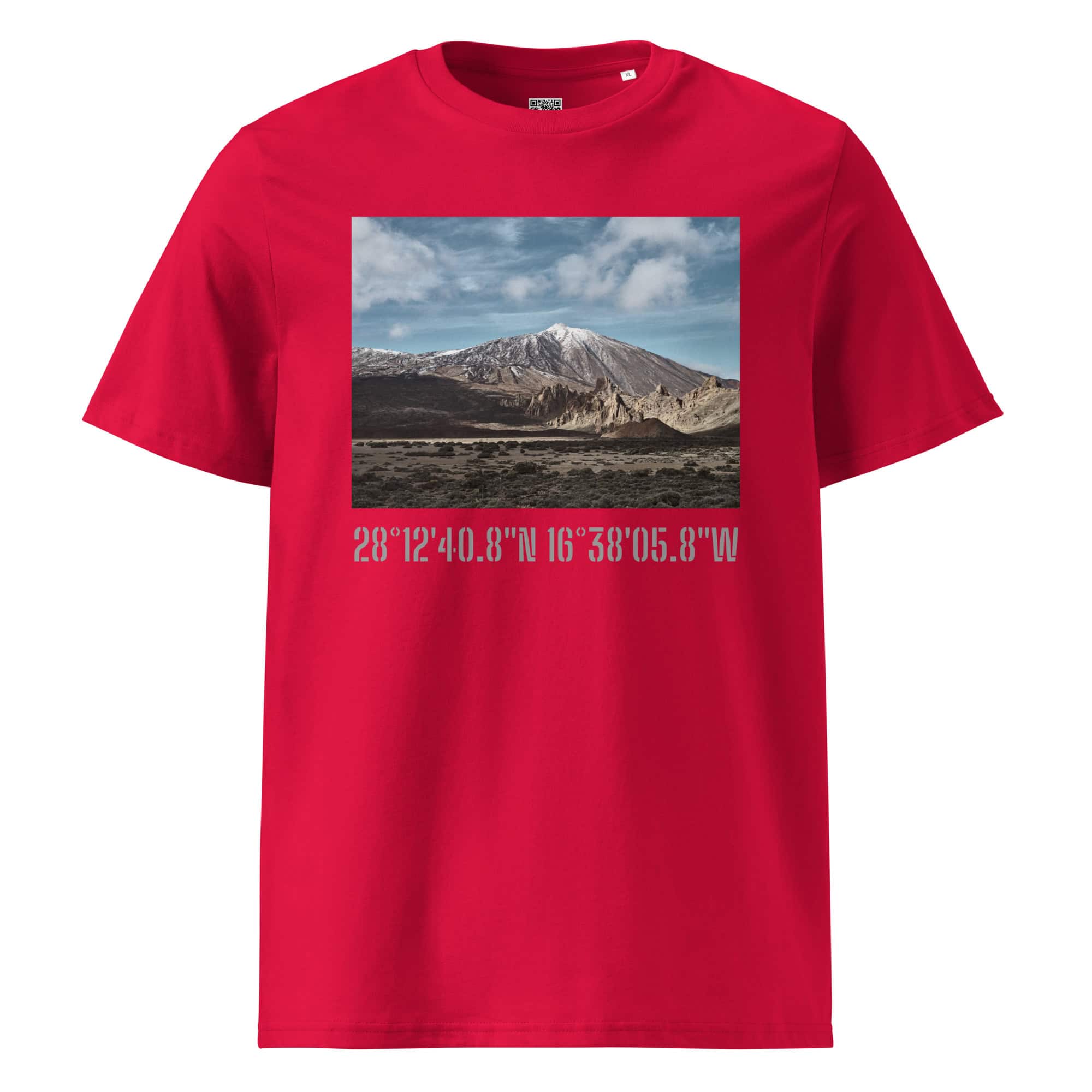 Presentamos la Camiseta unisex Teide Nevado: una camiseta roja con la imagen impresa de un paisaje de montaña rocosa bajo un cielo azul, que captura la esencia de Paisajes Canarios. Debajo de esta pintoresca escena, se muestran las coordenadas geográficas: 28°1240.8N 16°3805.8W, que recuerdan la belleza natural de La Palma.
