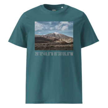 La camiseta unisex Teide Nevado presenta una cautivadora fotografía estampada de una montaña nevada bajo un cielo parcialmente nublado. Debajo de la imagen, encontrarás las coordenadas 28°1240.8N 16°3805.8W, que indican la ubicación de La Palma. Explora más diseños únicos en nuestra Tienda Online.