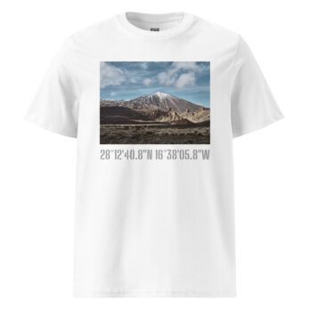La camiseta unisex Teide Nevado presenta una fotografía panorámica de una montaña bajo un cielo nublado que captura la esencia de los Paisajes Canarios. Debajo de la imagen, están impresas las coordenadas geográficas: 28°1240.8N 16°3805.8W, que añaden un elemento de Arte Decorativo que evoca la belleza de La Palma.