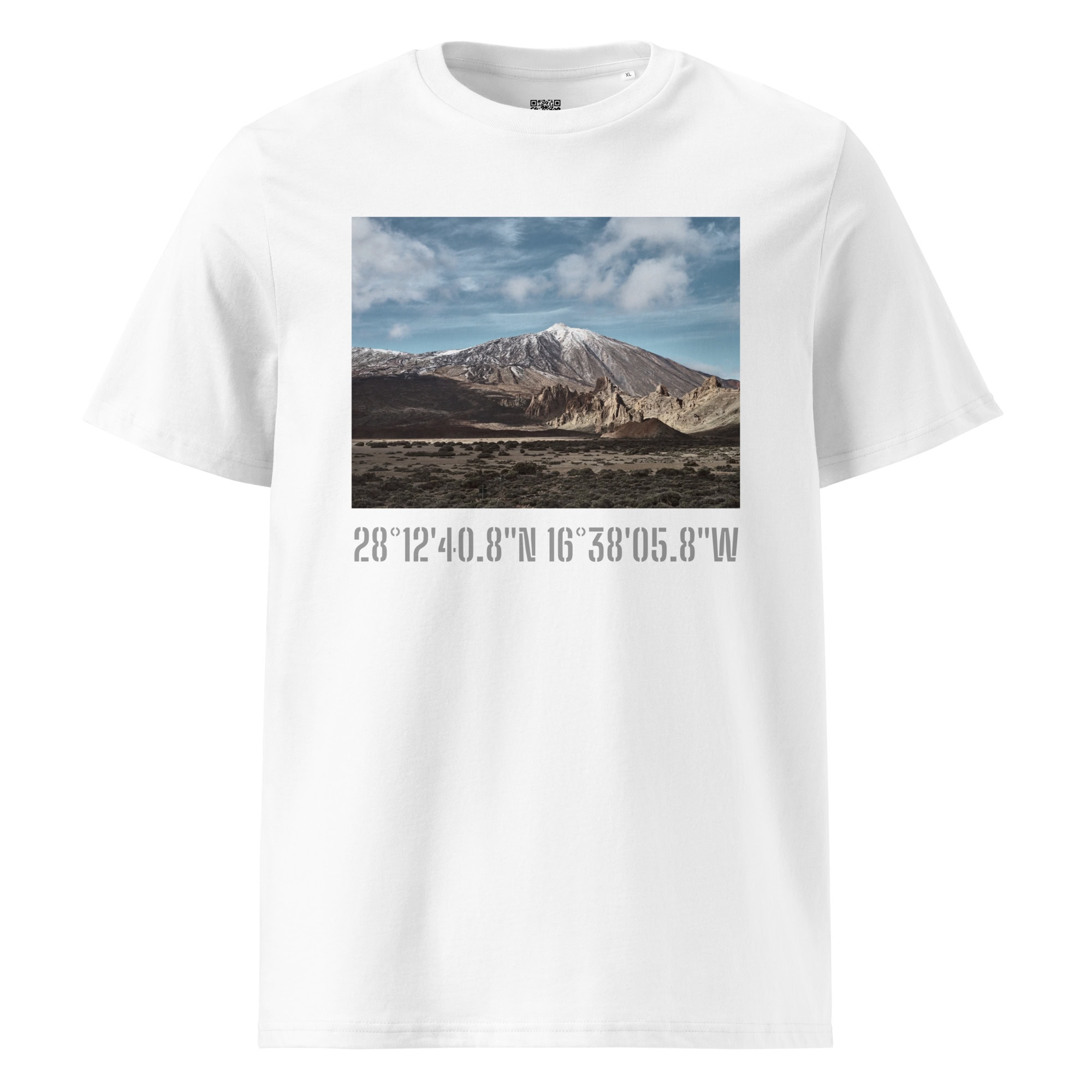 La camiseta unisex Teide Nevado presenta una fotografía panorámica de una montaña bajo un cielo nublado que captura la esencia de los Paisajes Canarios. Debajo de la imagen, están impresas las coordenadas geográficas: 28°1240.8N 16°3805.8W, que añaden un elemento de Arte Decorativo que evoca la belleza de La Palma.