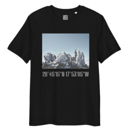 La camiseta unisex Roque Helado presenta un diseño negro con llamativas formaciones de nubes contra un cielo azul y muestra elegantemente las coordenadas 