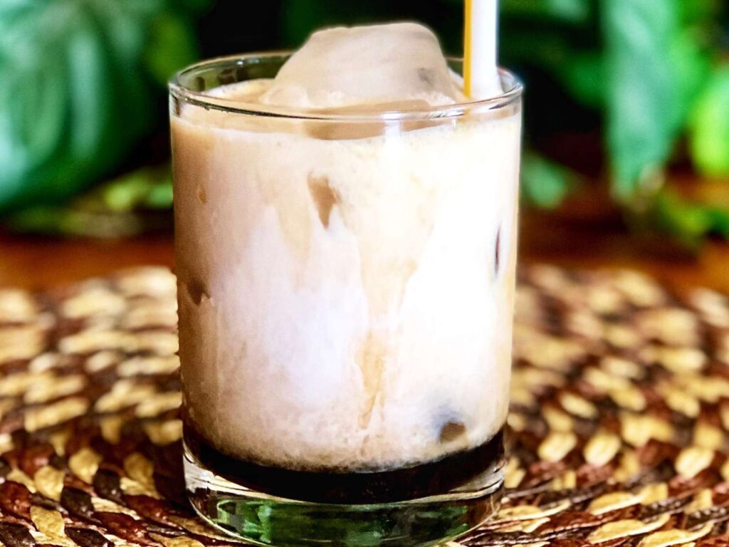 Cocktails au Kahlúa : Les 10 meilleures recettes à connaître 7 Colorado Bulldog recette Cocktails au Kahlúa : Les 10 meilleures recettes à connaître