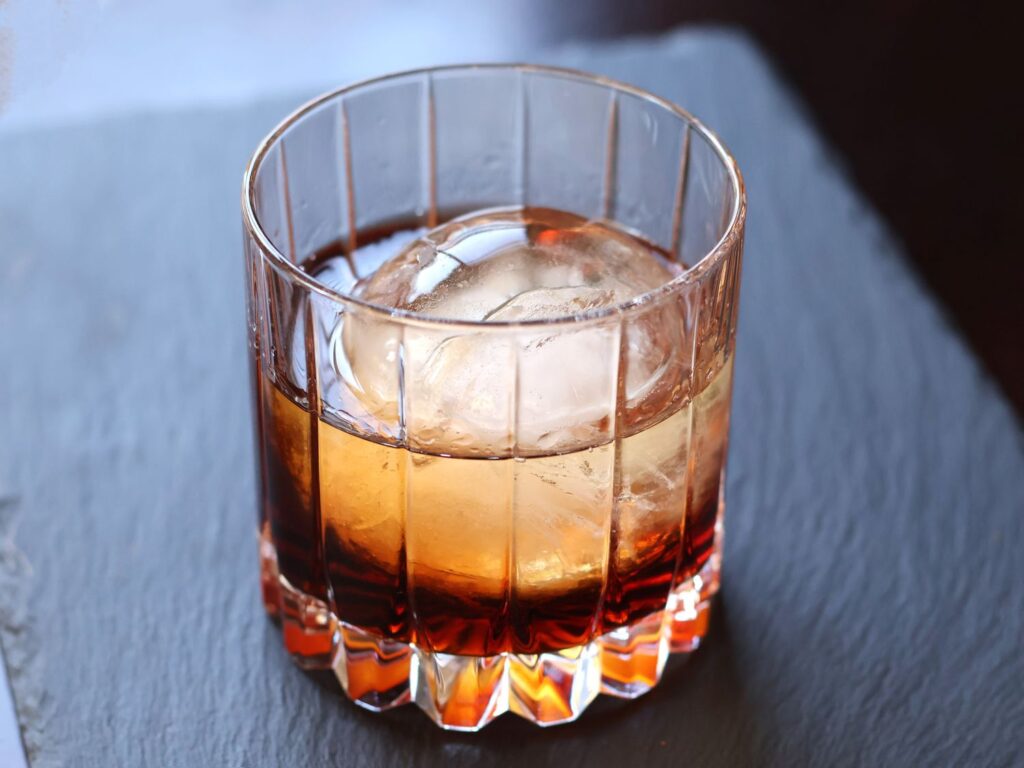 Cocktails au Kahlúa : Les 10 meilleures recettes à connaître 4 black russian recette Cocktails au Kahlúa : Les 10 meilleures recettes à connaître