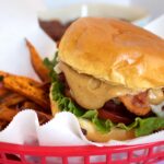 burger au beurre de cacahuete Burger au Beurre de Cacahuète : La recette sucré-salé à tester