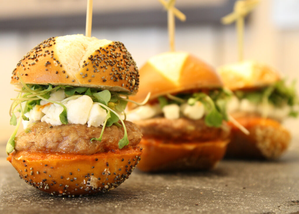 Mini burgers : Les meilleures idées de garnitures pour briller à l’apéro 4 garniture mini burger Mini burgers : Les meilleures idées de garnitures pour briller à l’apéro