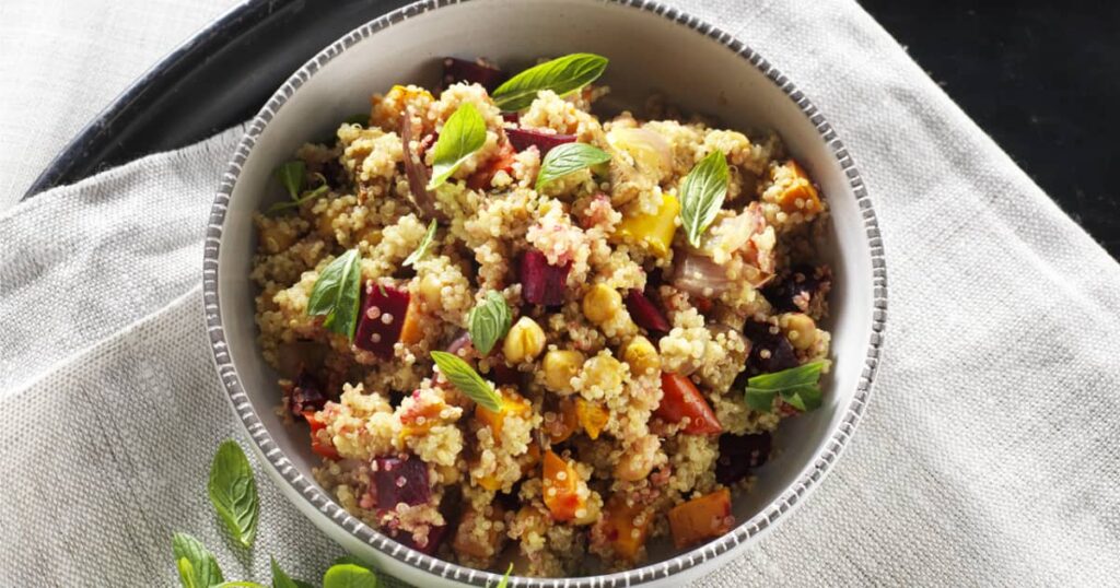 Idée salade pour buffet anniversaire : suggestions faciles et savoureuses 6 salade de quinoa et legumes grilles4 Idée salade pour buffet anniversaire : suggestions faciles et savoureuses