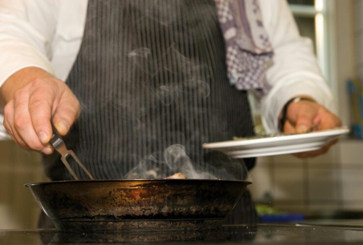 pexels christian schroter 563569351 26989474 Des bois à l'assiette, le gibier revient sur le devant de la scène : en France, il pèse 3,6 milliards d’euros