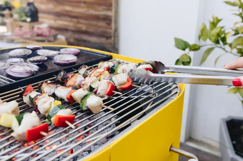 quels sont les avantages et les inconvénients d'un barbecue à charbo