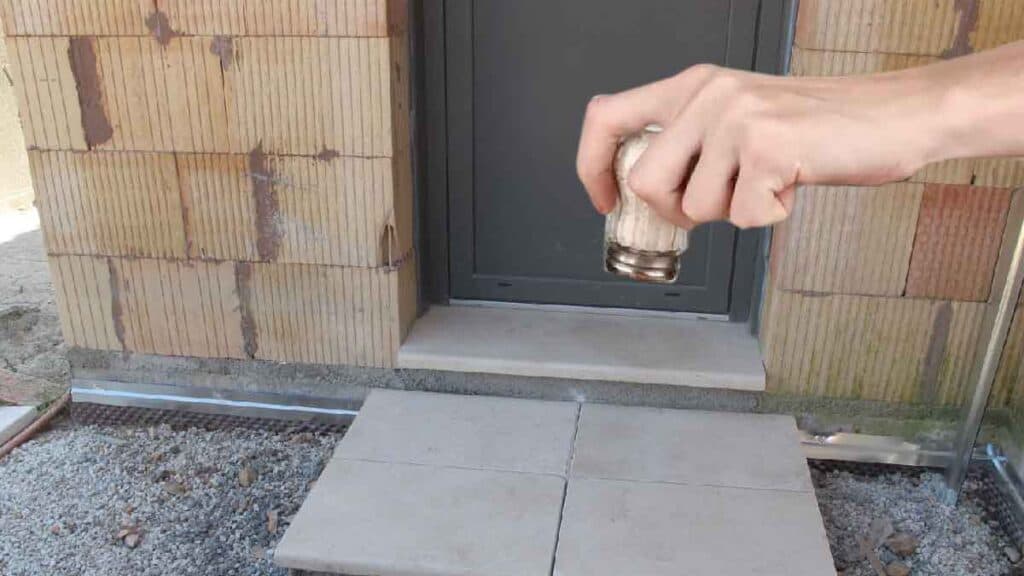mettre du sel devant sa porte 1
