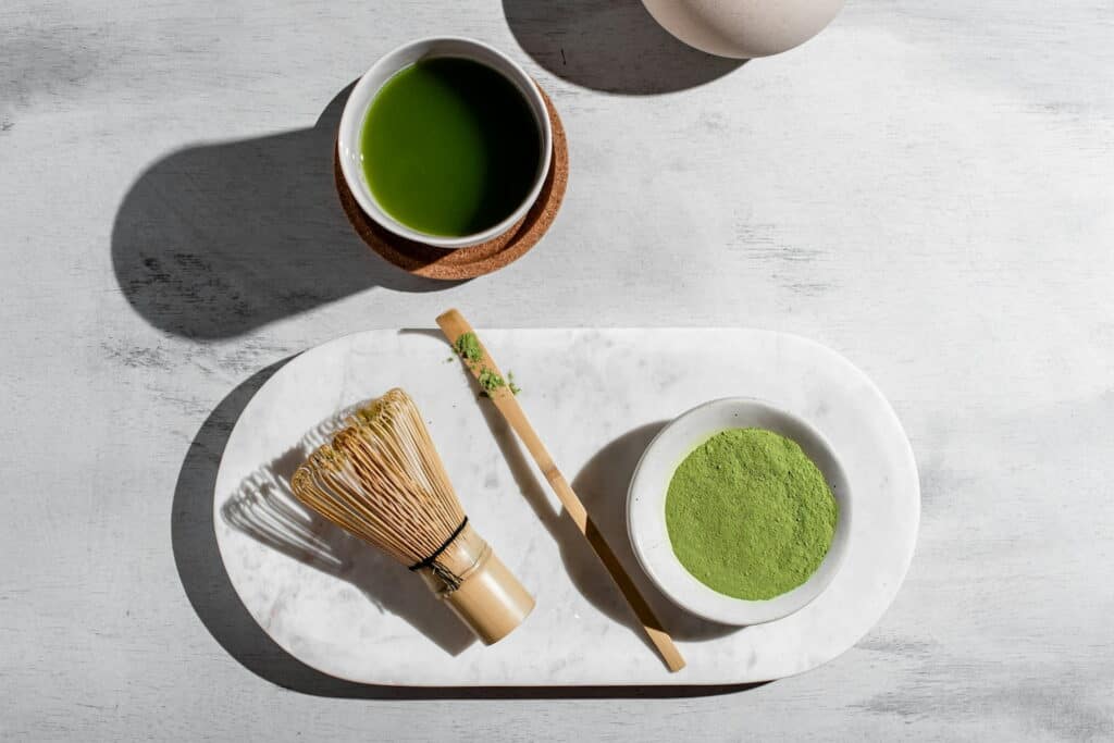 matha bio cafeine Matcha bio et sommeil : à quelle heure en boire pour éviter l’insomnie ?