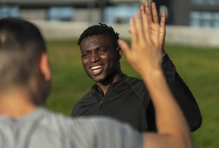 side view fit friends outdoors Ligues et tournois de football suivis activement par les supporters