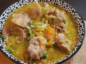 Cuisson des oreilles de porc au court-bouillon