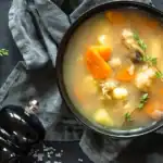 Bouillon de poulet à la carcasse